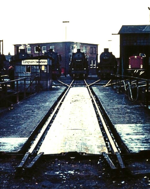 BR 042 BR 043 BR 051 Emden Bahnhof 1975 BW Ringlokschuppen Dampflokomotiven Drehscheibe Lokschuppen 