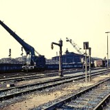 Bekohulngskran_Emden_Bahnhof_1975_BW_Dampflokomotiven_Bekohlungsanlage_Kran-1