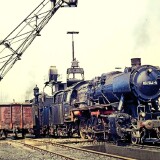 Bekohulngskran_Emden_Bahnhof_1975_BW_Dampflokomotiven_Bekohlungsanlage_Kran_BR_51_544-1