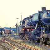 Bekohulngskran_Emden_Bahnhof_1975_BW_Dampflokomotiven_Bekohlungsanlage_Kran_BR_51_544-2