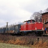 Bahnhof_Schmilau_1980_BR_212_rot_Doppelstockwagen_LBE_DoSto_DAB_6Kaiserbahn