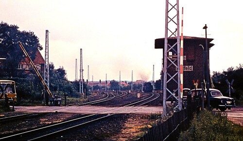 Hittfeld 1967 Elektrifizierung der Strecke Mercedes Poton Bahnübergang Schranke