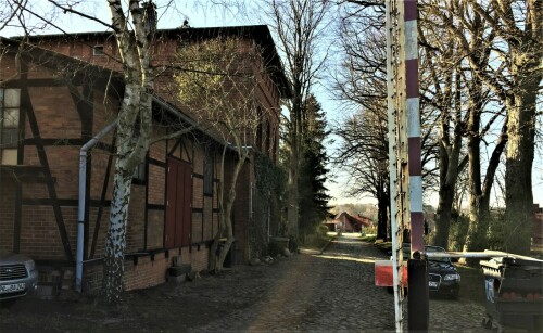 Schmilau_Bahnhof_Bahnhofsgebäude_Güterschuppen_2020_und2023_Kaiserbahn_Eisenbahn_Erlebnißpark (0)