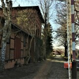 Schmilau_Bahnhof_Bahnhofsgebaude_Guterschuppen_2020_und2023_Kaiserbahn_Eisenbahn_Erlebnispark-0