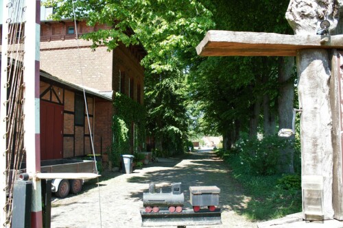 Schmilau_Bahnhof_Bahnhofsgebäude_Güterschuppen_2020_und2023_Kaiserbahn_Eisenbahn_Erlebnißpark (1)