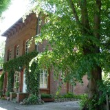 Schmilau_Bahnhof_Bahnhofsgebaude_Guterschuppen_2020_und2023_Kaiserbahn_Eisenbahn_Erlebnispark-4