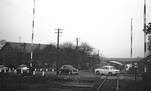 Bahnhof Kastorf Kaiserbahn 1966 Bahnübergang Renault 8 DKW F Opel Taunus VW Käfer