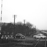 Bahnhof_Kastorf_Kaiserbahn_1966_Bahnubergang_Renault_8_DKW_F_Opel_Taunus_VW_Kafer