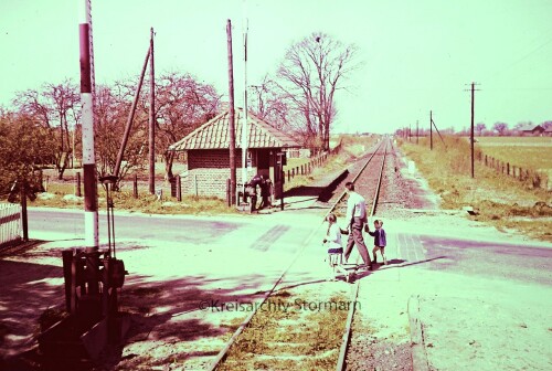 Bahnhof Kastorf Kaiserbahn 1966 Bahnübergang Schranken Spaziergänger Mann mit Kindern a