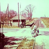 Bahnhof_Kastorf_Kaiserbahn_1966_Bahnubergang_Schranken_Spazierganger_Mann_mit_Kindern-a