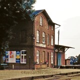 Wakendendorf-Gotzberg_Bahnhof_1973Hauptgebaude_preusischer_Flachwagen-1