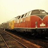 1980_Bahnhof_Rahlstedt_BR_220_Sonderfahrt_LBE_Doppelstockwagen_DAB_6_Lubeck_Buchener_Eisenbahngesellschaft-1