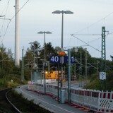Zwei_Wege_Bagger_Schien_Fahrzeug_Buchen_Bahnhof_Gleisbauarbeiten_Gleis_Umbau_20230916-12