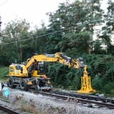 Zwei_Wege_Bagger_Schien_Fahrzeug_Buchen_Bahnhof_Gleisbauarbeiten_Gleis_Umbau_20230916-13