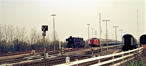 Norddeich Hbf BR 012 BR 12 1975 BahnsteigNorddeich Bahnsteig Schranke BR 212 rot purpurrot