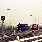 Norddeich_Hbf_BR_012_BR_12_1975_BahnsteigNorddeich_Bahnsteig_Schranke_BR_212_rot_purpurrot