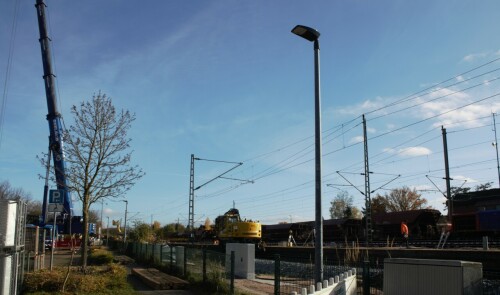 Grove_Schwerlastkran_Teleskopkran_Seeland_Ham_Schwarzenbek_Bahnhof_Modernisierung_2024_Bahnsteigdach