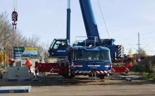 Grove_Schwerlastkran_Teleskopkran_Seeland_Ham_Schwarzenbek_Bahnhof_Modernisierung_2024_Bahnsteigdach