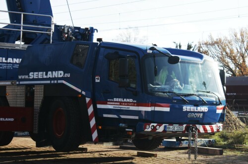 Grove_Schwerlastkran_Teleskopkran_Seeland_Ham_Schwarzenbek_Bahnhof_Modernisierung_2024_Bahnsteigdach