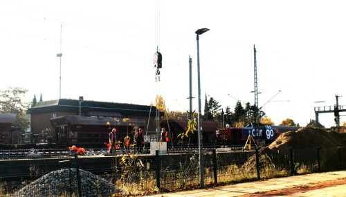 Grove_Schwerlastkran_Teleskopkran_Seeland_Ham_Schwarzenbek_Bahnhof_Modernisierung_2024_Bahnsteigdach