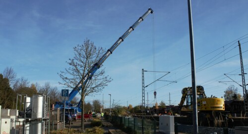 Grove_Schwerlastkran_Teleskopkran_Seeland_Ham_Schwarzenbek_Bahnhof_Modernisierung_2024_Bahnsteigdach