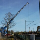 Grove_Schwerlastkran_Teleskopkran_Seeland_Ham_Schwarzenbek_Bahnhof_Modernisierung_2024_Bahnsteigdach-7