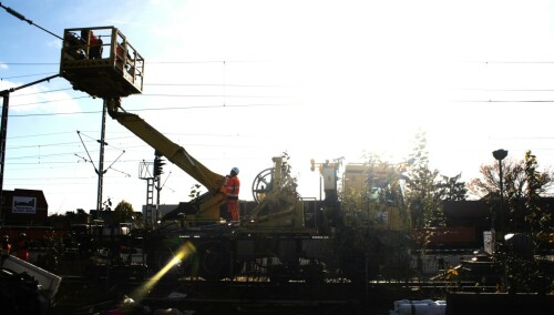 Mercedes_LKW_Zwei_Wege_Fahrzeug_Oberleitung_Montage_Schwarzenbek_Bahnhof_Modernisierung_2024 (1)
