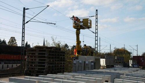 Mercedes_LKW_Zwei_Wege_Fahrzeug_Oberleitung_Montage_Schwarzenbek_Bahnhof_Modernisierung_2024 (2)