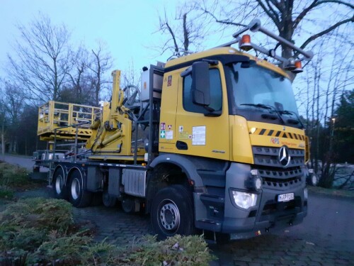 Mercedes_LKW_Zwei_Wege_Fahrzeug_Oberleitung_Montage_Schwarzenbek_Bahnhof_Modernisierung_2024_a (9a)