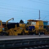 Bauzug_Gleisreinigung_SSP_110_SW_SchotterReinigung_Schwarzenbek_Bahnhof_Modernisierung_2024-1