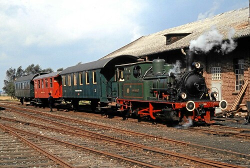 Preußisch_Oldendorf_Bahnhof_1980_Dampfzug_historischer_Zug_aaaaaaa