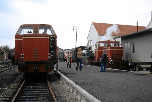 Preußisch_Oldendorf_Bahnhof_1980_Diesellok_Rangierlok_Privatbahn_Museumsbahn_historischer_Zug (1)