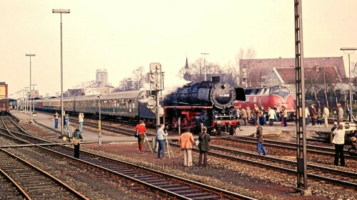 BR_043_BR_220_V_200_Leer_Niedersachsen_Bahnhof_Dampflok_Sonderzug1977_Samba_Wagen