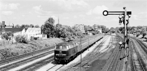 Ahrensburg_Bahnhof_Abstellgleise_Vorortzüge_1966_Nahverkehr_Lollo_V_160_Prototyp_Silberlinge_n-Wagen