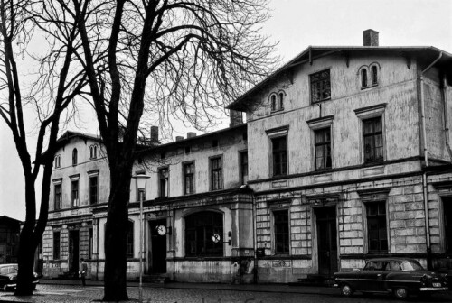 Ahrensburg_Bahnhof_Bahnhofsgebäude_LBE_Lübeck_Büchener_eisenbahngeslleschaft_1963_Bahnhofsumfeld (1)