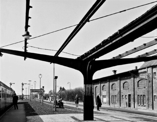 Ahrensburg_Bahnsteig_1967_Bahnsteigdach_Alter_Lokschuppen_Park_and_Ride_Flügelsignal_Kaputtes_Dach