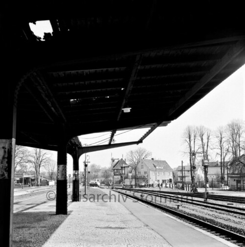 Ahrensburg_Bahnsteig_1967_Bahnsteigdach_Bahnübergan_Hagener_Allee