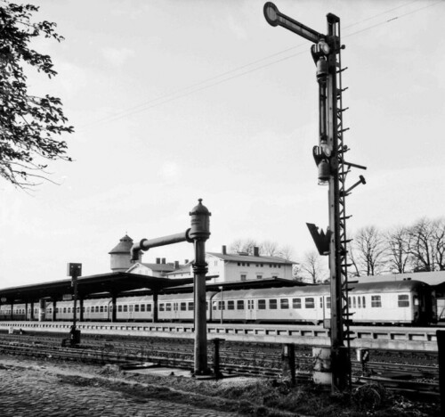 Ahrensburg_Flügelsignal_Wasserturm_Nahverkehr_szug_1965_Bahnsteig