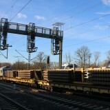 Class_66_Rhein_Chargo_DE_671_Wiebe_Schwellen_Bahn_Gleis_Zug_Schwarzenbek_Bau_Bahnsteigdach_20241130-2