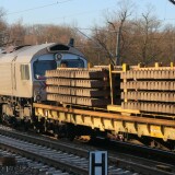 Class_66_Rhein_Chargo_DE_671_Wiebe_Schwellen_Bahn_Gleis_zug_Schwarzenbek_Bau_Bahnsteigdach_20241130-21