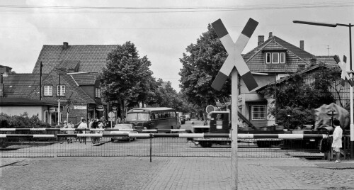 Ahrensburg Bahnübergang KLV 51 50 altes Andreaskreuz Manhagener Allee Kopfsteinplaster 1963 Schranke