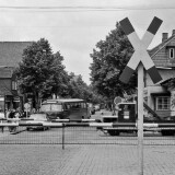 Ahrensburg_Bahnubergang_KLV_51_50_altes_Andreaskreuz_Manhagener_Allee_Kopfsteinplaster_1963_Schranken