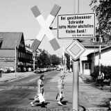 Ahrensburg_Bahnubergang_Manhagener_Allee_1973_Schranken_Schienen---Kopie