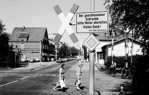 Ahrensburg Bahnübergang Manhagener Allee 1973 Schranken Schienen