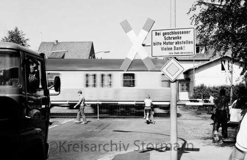 Ahrensburg Bahnübergang Manhagener Allee 1973 Schranken Schienen bc Kopie
