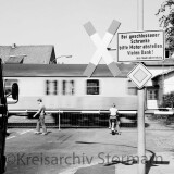 Ahrensburg_Bahnubergang_Manhagener_Allee_1973_Schranken_Schienen_bc---Kopie