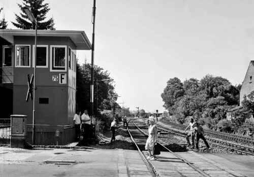 Ahrensburg Bahnübergang Manhagener Allee 1973 Schranken Schienen cd Kopie