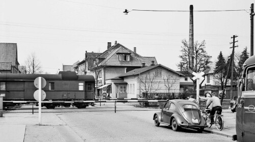 Ahrensburg Bahnübergang VW Käfer oval Andreaskreuz alt Manhagener Allee 1958 Schranken Schienen Kopi