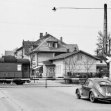 Ahrensburg_Bahnubergang_VW_Kafer_oval_Andreaskreuz_alt_Manhagener_Allee_1958_Schranken_Schienen