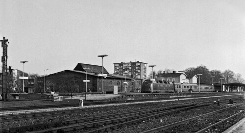 Bahnhof_Ahrensburg_Wassserturm_Bahnsteig_1978_BR_220_Alter_Lokschuppen_Raimund_Marfels